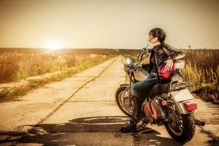 Hot Das Mädchen auf einem Motorrad.